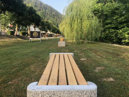 Klopi v parku ob Savi