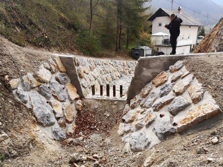 Slika urejenega hudourniškega vodotoka