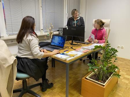 Prostovoljke na točki za starejše