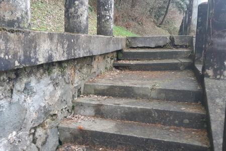 Poškodovane stopnice