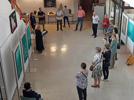 Obiskovalci na odprtju razstave