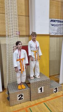 Slika: zmagovalki na stopničkah