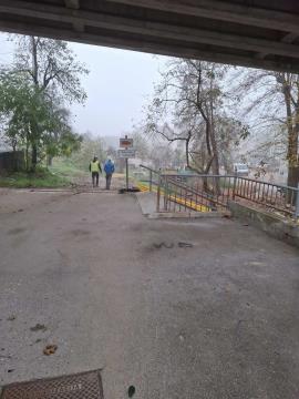 Omejen dostop do perona na železniški postaji 