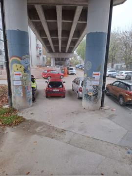 Omejen dostop do perona na železniški postaji 