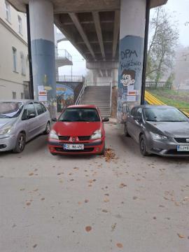 Omejen dostop do perona na železniški postaji 