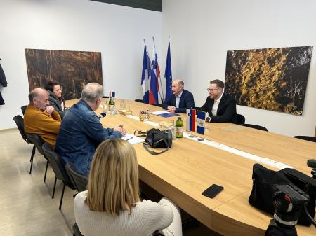 Novinarji na novinarski konferenci