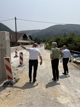 Slika: državni sekretar in župan Občine Litija na Savi pri Litjii