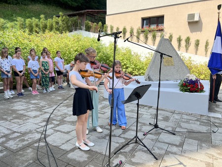 violinistični nastop Lucije Pirmanšek, Mance Cvikl in Kaje Korošec