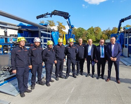 udeleženci dogodka na prevzemu vozila