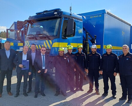 udeleženci dogodka na prevzemu vozila