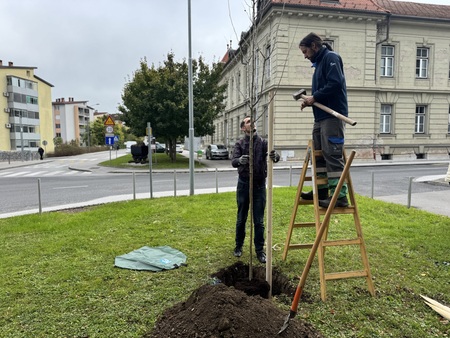 Žan Lovše in predstavnik JP KSP Litija