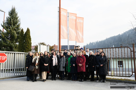 udeleženci pred Predilnico Litija