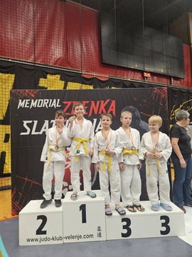 Tekmovalci na stopničkah