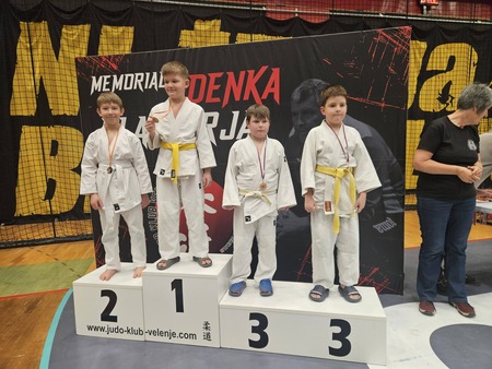 Tekmovalci na stopničkah